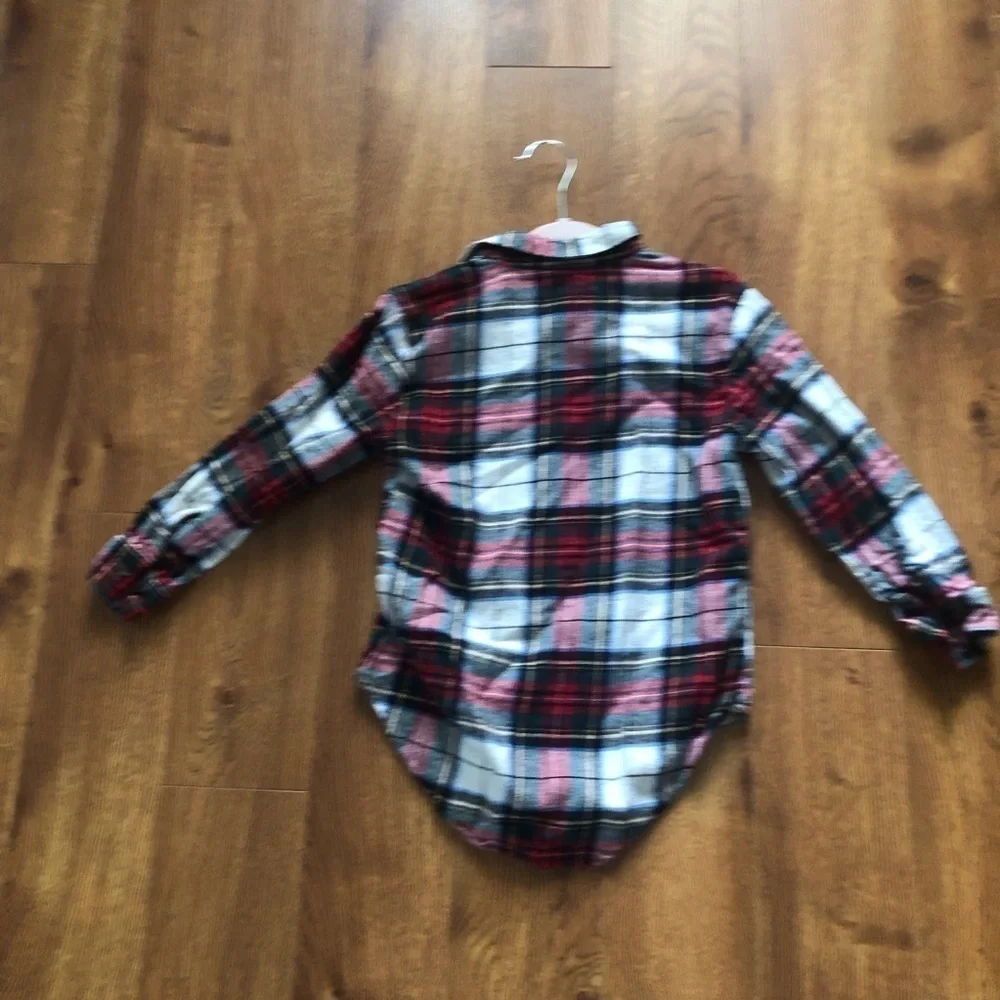 Old Navy red & green flannel long sleeve button down in size S (6-7)